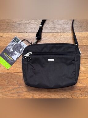 🛄 Travelon black fabric anti-theft security crossbody bag.
